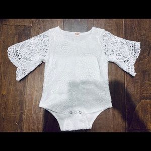 Boutique white lace Onesis 12 months